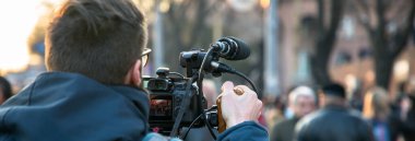 man video operatörü stree içinde video çekiyor