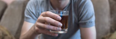 Üzgün adam alkol bağımlısı.