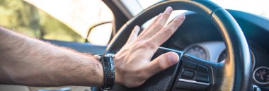 Modern araba imzalı adam eli.