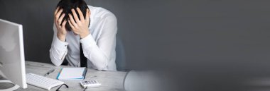 Üzgün adam çalışma masasında oturuyor!