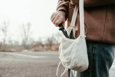 Genç kız intihar etmek için çantasından bıçağı çıkardı.