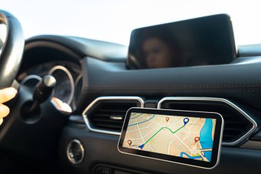 Arabada telefon rehberi kullanan bir kadın sürücü.,