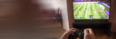 Evde bir video oyunu oynarken Joystick Kontrolörü Tutmak