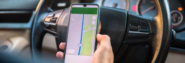 Otomobil telefonunda google haritaları kullanan sürücü