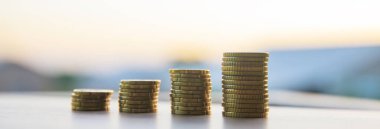 Para biriktirmek için para biriktirin.