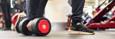 Kas ve ağırlık geliştirme eğitimi alan bir adam.