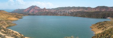 Mountai 'de güzel bir göl manzarası.