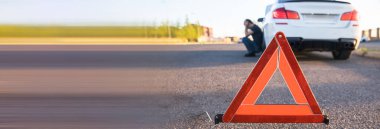 Arabayla ve arabayla yolda trafik uyarısı var.