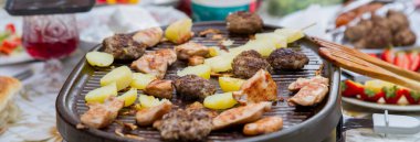 Patates ve et şiş Barbekü Izgara kavrulmuş 