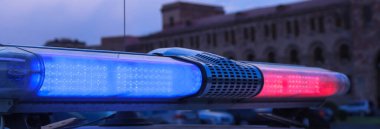 Kırmızı ve mavi ışık flasher üstüne bir polis araba.