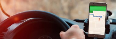 Navigate veya GPS için araba kullanımında akıllı telefon.