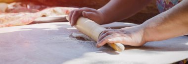 Hamur hazırlayan bir kadının elleri.