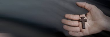 Dua eden çocukların eline tahta haç