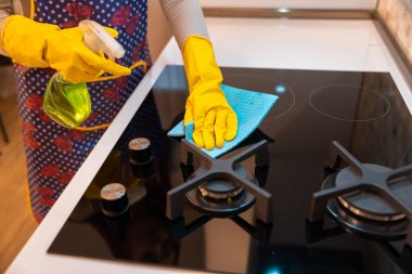 Ev hanımı gaz sobası temizleme, temizlik konsepti