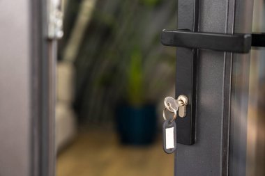 Otel odasının kapısı yarı açık, otel servisi konsepti.