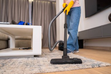 Yerleri Süpüren Temizlikçi: Temiz Bir Ev Özenle Başlıyor