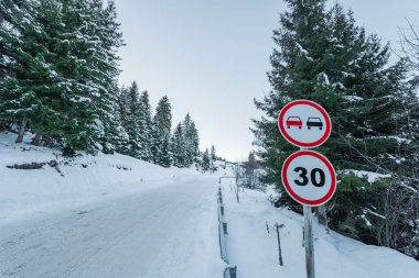 Kış Trafiğinde Yol İşaretleri: Karla kaplı bir yolda yol almak