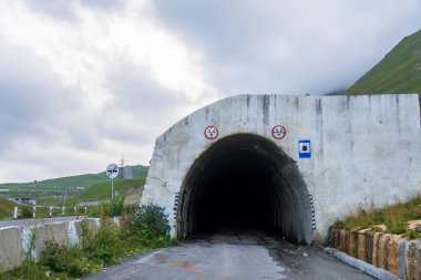 Tünele giden yol, trafik kavramı