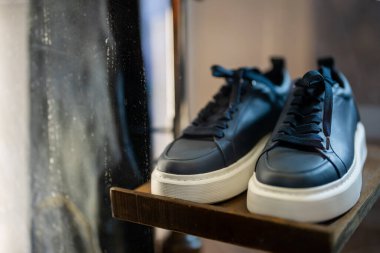 Mağaza vitrininde deri çizmeler