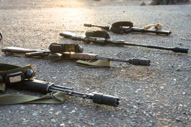 Savaş hazırlığı, çeşitli silahlar.