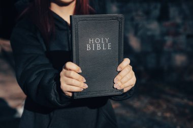 İncil 'i elinde tutan kız, Hristiyan hayatı, hayatı seç.