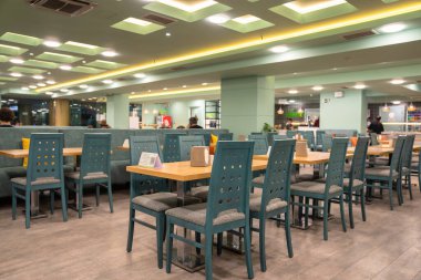 Hızlı Isırıklar: Modern Yemeklerdeki Fast Food Restoranlarının Yükselişi