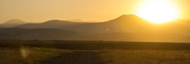 Güneş yol, patika, tarlada parlıyor