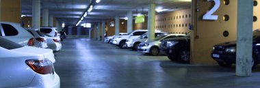 Otoparktaki arabalar 