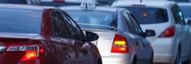 Sıra sıra arabalarla trafik sıkışıklığı