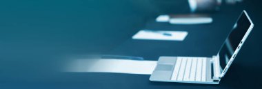 Dizüstü bilgisayarlı modern ofis işyeri