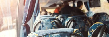 Toplu taşıma araçlarında oturan insanlar