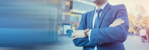 Sokakta duran bir iş adamı.. 