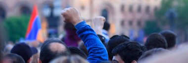 Sokaktaki bir grup protestocu genç