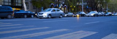 Arabalarla şehir manzarası. 