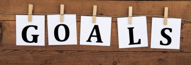 Sözcük hedefi ahşap masa arkaplanlı bir ipte asılı.. 