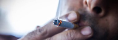 Sigara içen bir adam