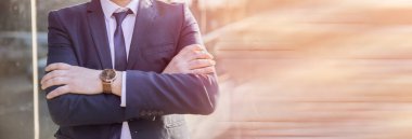 Bileğinde saat olan takım elbiseli şık işadamının kısmi görüntüsü