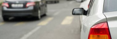 Bir arabanın yakın plan görüntüsü.