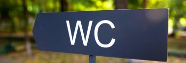 Bahçede tuvalet tabelası var.. 