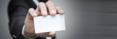 İş adamı elinde boş bir kartvizit tutuyor.. 