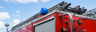 Kırmızı itfaiye aracı mavi ışıklar