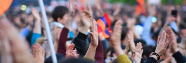 Birleşmiş insanlar şehir merkezinde ellerini kaldırsın.. 