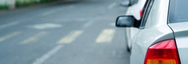 Beyaz modern arabanın kırmızı ışığı