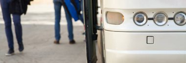 Beyaz otobüs şehir otobanında gidiyor.