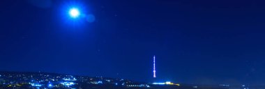 Gece vakti bir şehir manzarası..