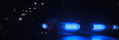 Geceleri polis arabasında siren çalıyor.. 