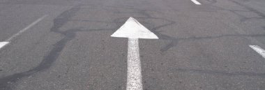 Asphalt Yolu 'ndaki Beyaz Ok İşareti