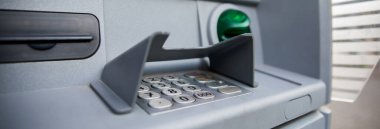 ATM para makinesi kapanıyor, çalışıyor ve çalışıyor, etrafta kimse yok..