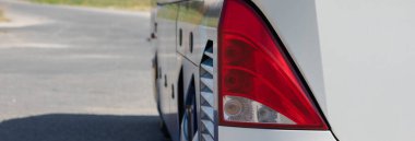 Yoldaki beyaz otobüs, arka manzara, kapat. 