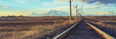 Dağların arka planında demiryolu. 